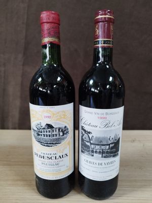 deux bouteilles de vin posées l'une à côté de l'autre sur une table en bois