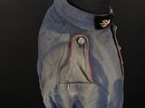 an image of a blue jean pant with a hat on it