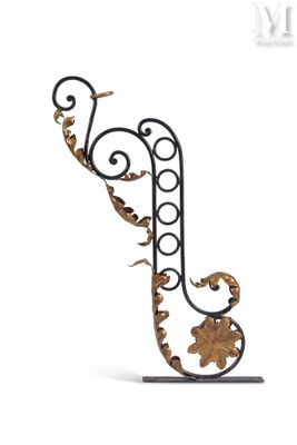 une image représentant la lettre « j » en fer forgé décoratif sur fond blanc