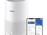 Le purificateur d'air intelligent Philips se trouve à côté d'un iPhone