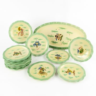 un grand nombre d'assiettes et de bols posés sur une table