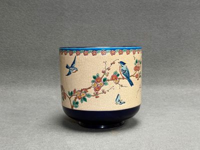 LONGWY Cache pot en émaux de Longwy à décor de fleurs et d'o…