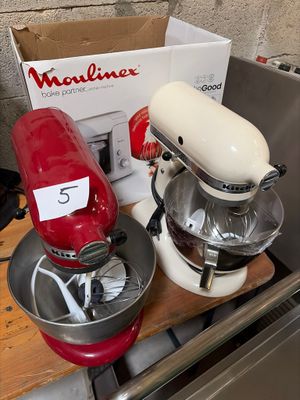 un mixeur rouge et un mixeur blanc posés sur un plan de travail