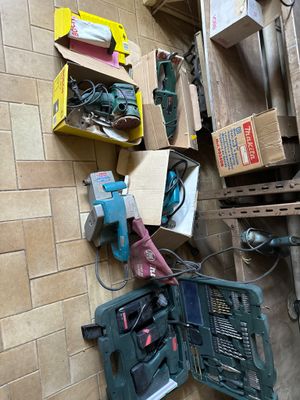 les nombreux outils accrochés au mur de la pièce