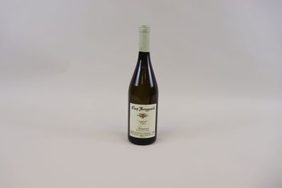 la bouteille de vin est posée sur une surface blanche