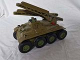un petit char de jouet surmonté d'un missile