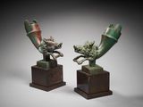 paire de sculptures en bronze représentant un dragon et une main humaine
