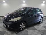 la photo d'une voiture noire garée dans un garage