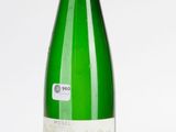 la bouteille de vin est posée sur la table à côté du verre
