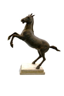 statue d'un cheval dressé sur ses pattes arrière, posée sur un socle en marbre