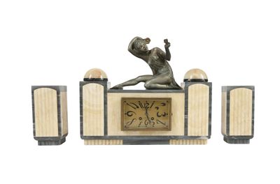 une horloge surmontée d'une statue