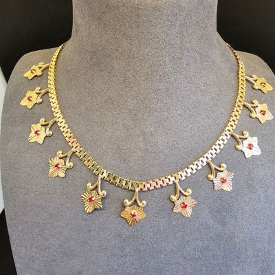 gros plan d'un collier sur un mannequin mannequin mannequin mannequin mannequin mannequin mannequin mannequin mannequin