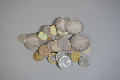 une pile de pièces de monnaie posée sur une table