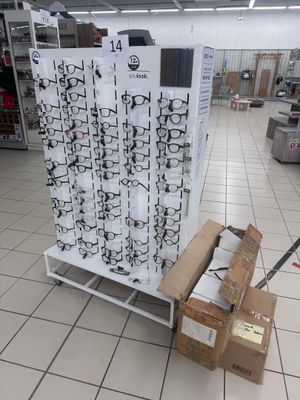 un chariot sur lequel sont posés plusieurs verres, dans un magasin