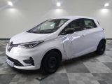 la photo d'une voiture blanche garée dans un garage