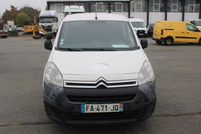 une camionnette blanche garée dans un parking