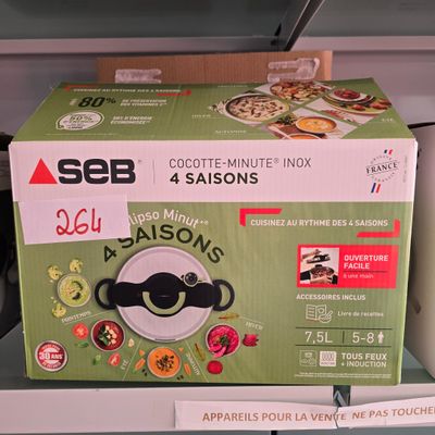 une caisse de saisons sur l'étagère du magasin