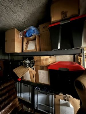 une pièce avec beaucoup de boîtes et de cartons sur les étagères