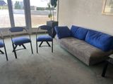 un salon avec un canapé, des chaises et une table basse