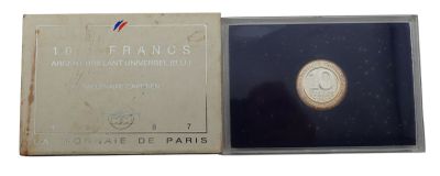 un vieux livre dans lequel se trouve l'image d'une pièce de monnaie