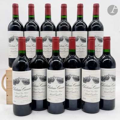 six bouteilles de vin rouge sont alignées