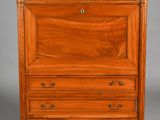 une vieille commode en bois comportant deux tiroirs de chaque côté