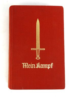 Le livre est rouge, avec des lettres dorées et une épée dessinée dessus.