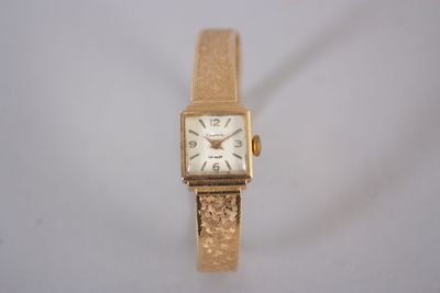 an image of a women ' s wrist watch with a gold band