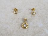 un gros plan sur une paire de boucles d'oreilles en or serties de diamants