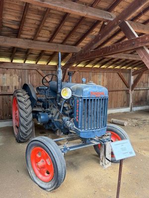 un tracteur garé à l'intérieur d'une grange