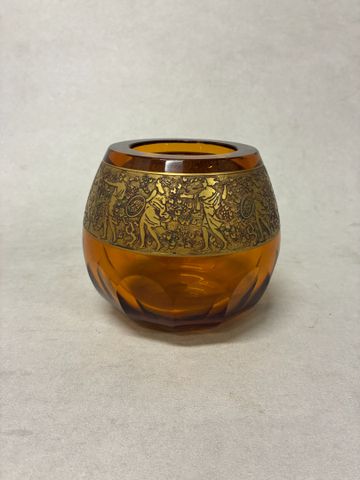 Vase en verre pays de l'Est ornée d'une plaque en laiton repoussé