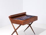 une image d'une petite table en bois avec un plateau en verre