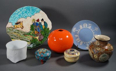 Lot comprenant plat en faïence émaillée à décor de chasseurs dans le g - Photo 1