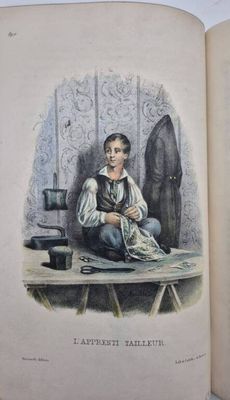 un livre ouvert sur lequel figure l'image d'une femme assise sur une table