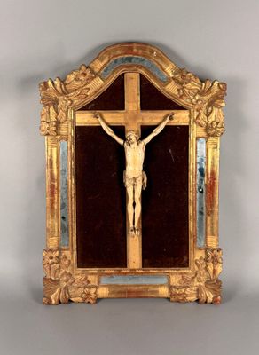 un cadre doré sur lequel est fixé un crucifix