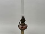 une lampe à huile à l'ancienne sur fond blanc