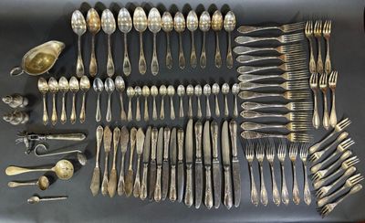 Partie de ménagère et objets en métal comprenant :