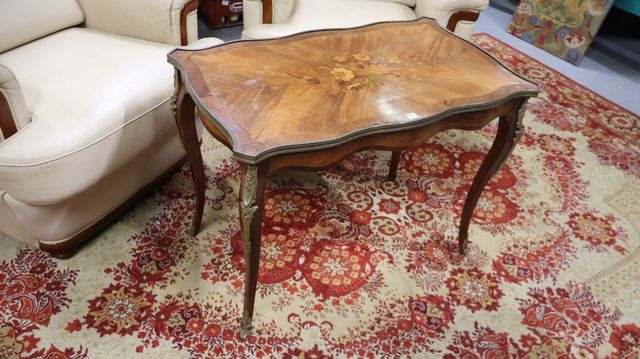 Table basse plateau polylobé ceint d’une lingotière en laiton, à ...