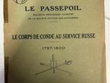 un vieux livre posé sur une table, à côté d'une paire de ciseaux