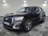 une Audi QX noire garée sur un sol en carrelage à damier