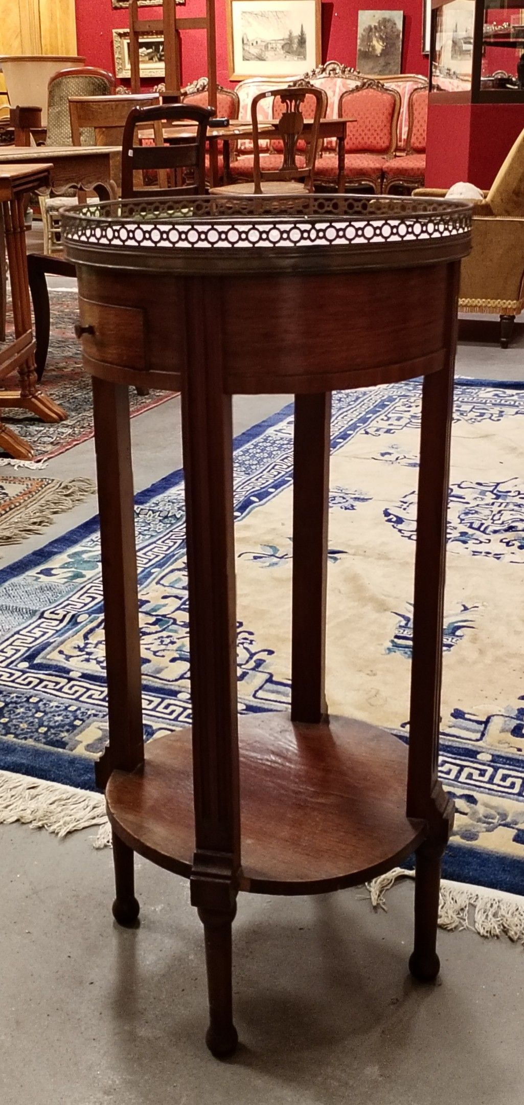 Sellette de style Louis XVI à galerie.