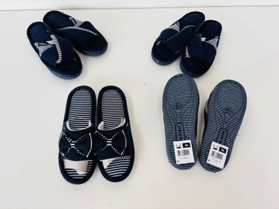 trois paires de chaussons et une paire de chaussons posée sur une table