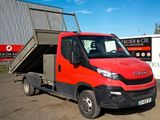 un camion rouge garé devant un immeuble