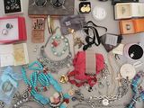 beaucoup de bijoux posés ensemble sur la table