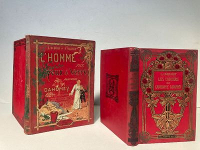 deux livres rouges posés l'un à côté de l'autre sur une surface blanche