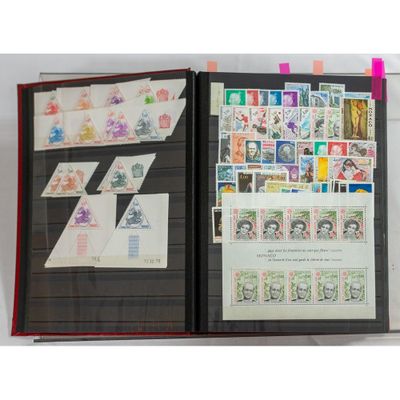 un livre ouvert dont les pages sont ornées de timbres et sur lequel figure l'image d'une femme