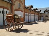 une calèche garée devant un immeuble