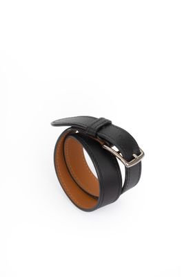 un gros plan sur une ceinture en cuir noir dotée d'une boucle métallique