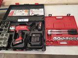 une caisse à outils rouge avec des outils sur une table