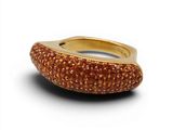 un gros plan d'une bague ornée de pierres orange